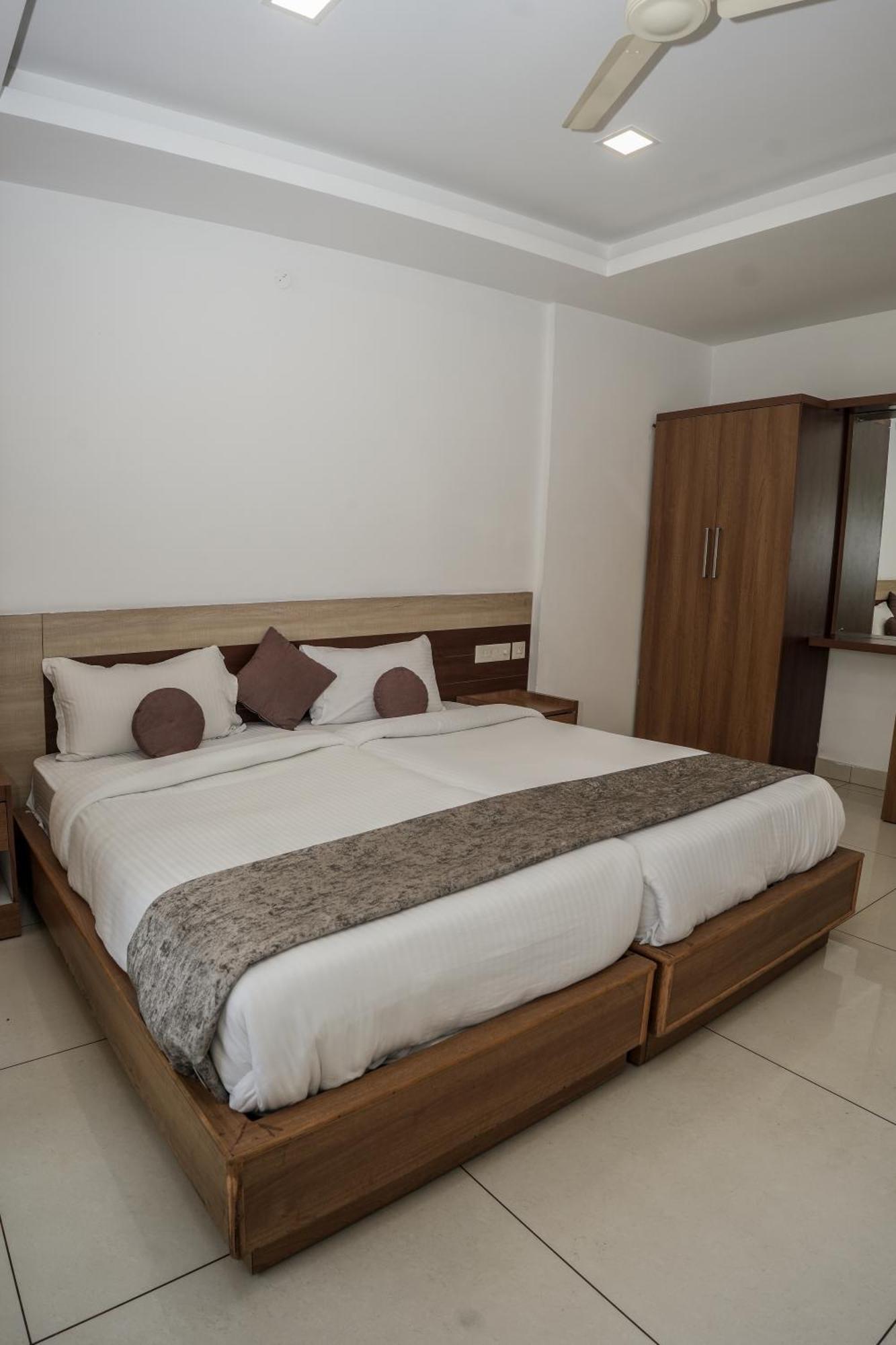 Hotel Lets Stay Kochi Bagian luar foto