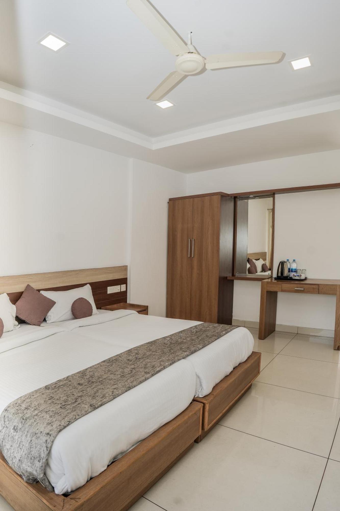 Hotel Lets Stay Kochi Bagian luar foto