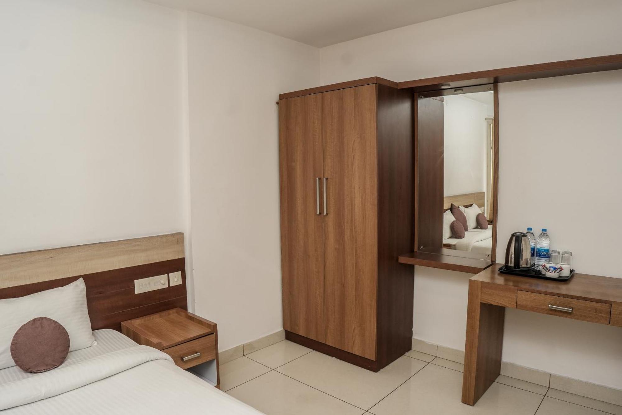 Hotel Lets Stay Kochi Bagian luar foto
