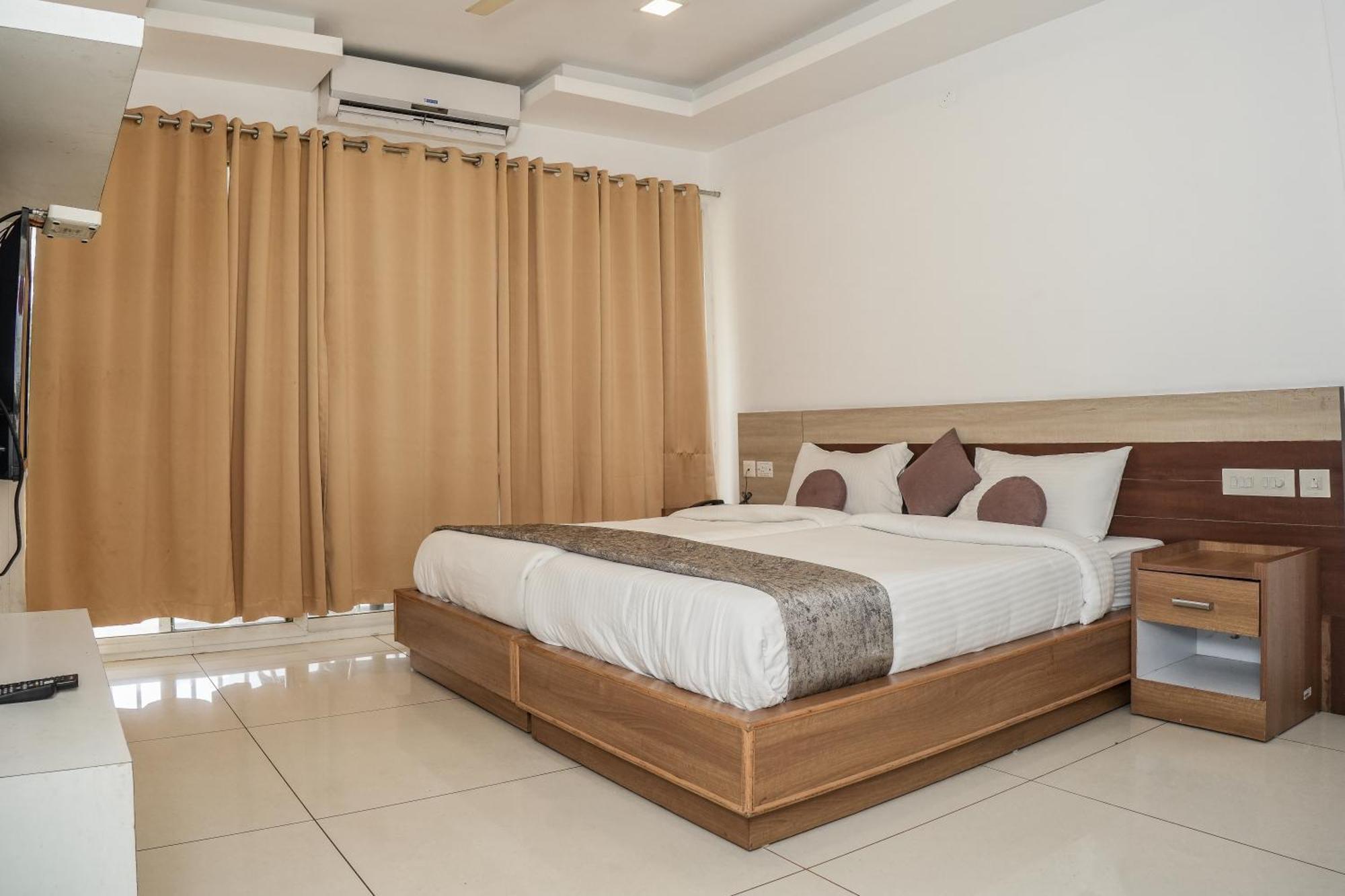 Hotel Lets Stay Kochi Bagian luar foto